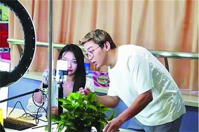 从“游戏世界”到“直播江湖”!85后