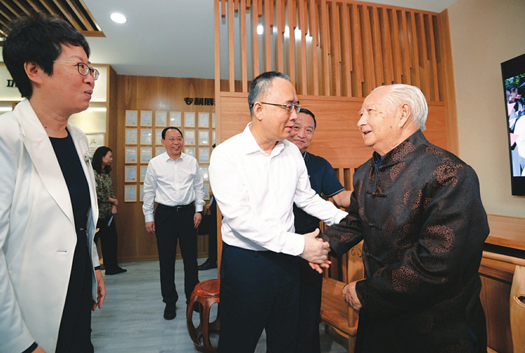 金湘军看望慰问教师 向全省广大教师和
