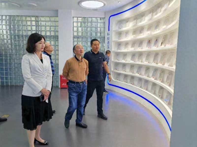 在推进科技创新和科技成果转化上同时发