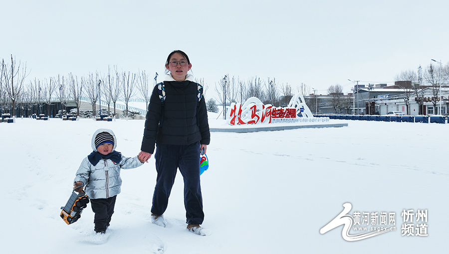 王震紅攝忻州牧馬河公園工作人員清理積雪.王震紅攝蘆芽山景區雪景.