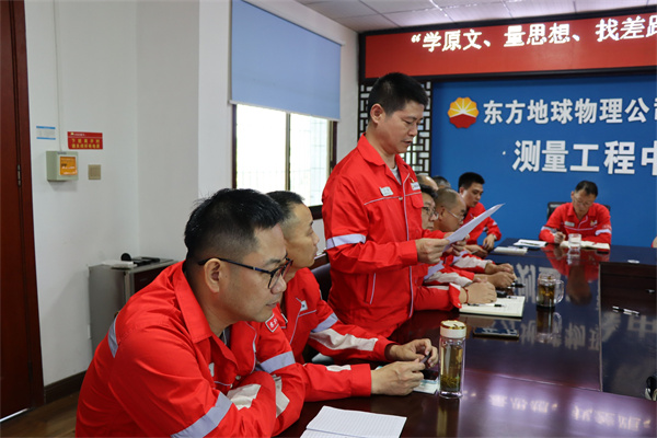 图2：共产党员唐小松（左三）做专题发言.jpg