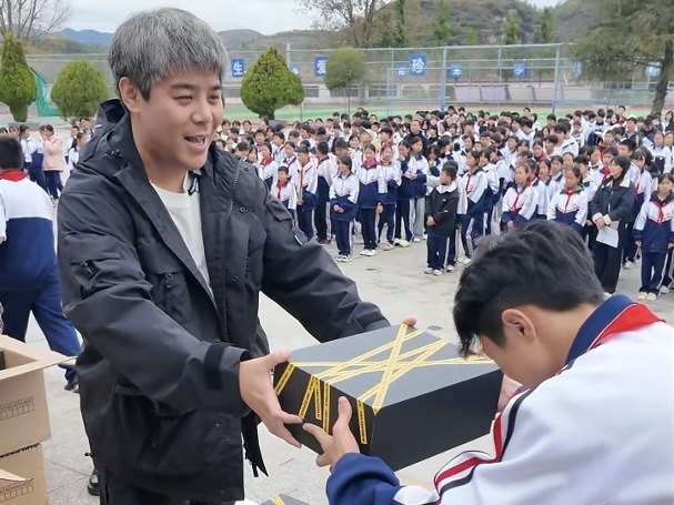 “亮星计划”温暖启程：以公益点亮星星