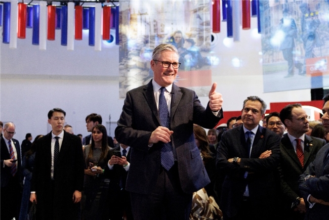 胡可作为演艺界代表受邀出席英国首相访华招待会，助力中英电商合