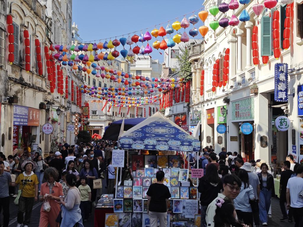 新春走基层丨人气足、消费旺、体验新——海南自贸港封关后首个春 