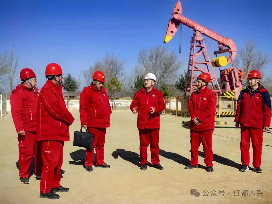 志丹采油厂厂长王彦龙看望慰问春节坚守岗位的干部职工并检查生产 