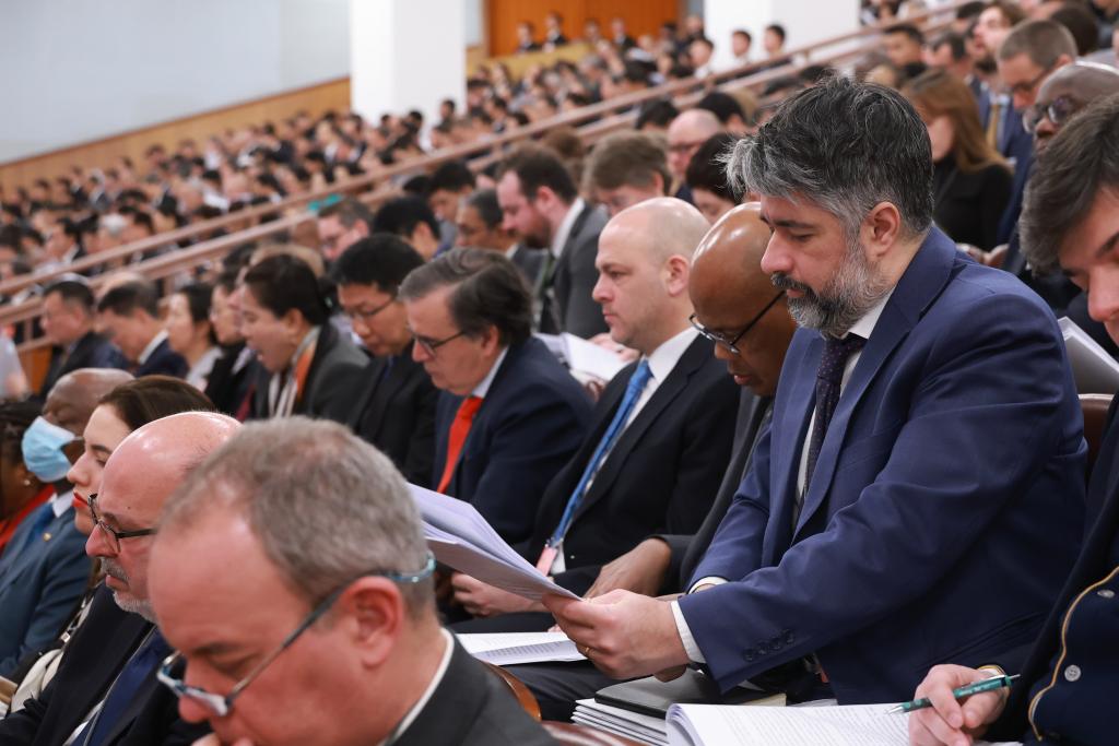 两会特稿丨“与中国同行就是与机遇同行”——中国携手世界开创互