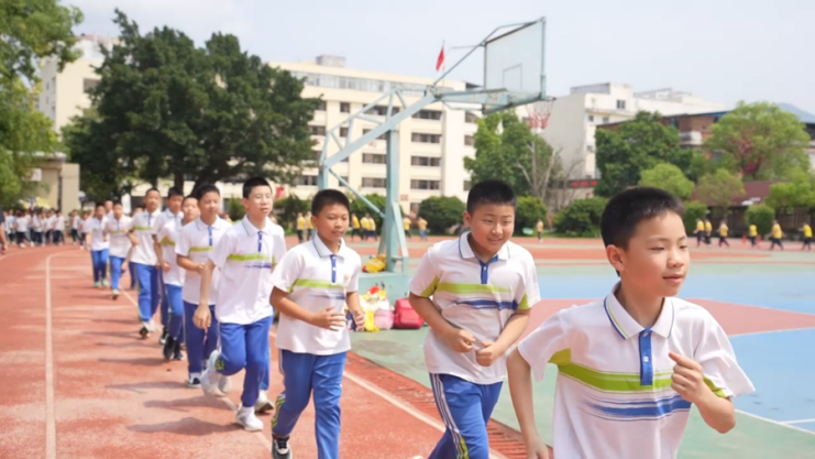 学生在跑步