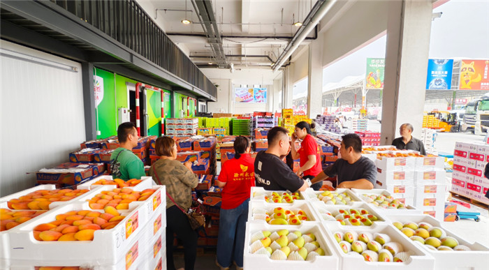 市场内货品充足,商户与采购商洽谈购销。李邦军 摄