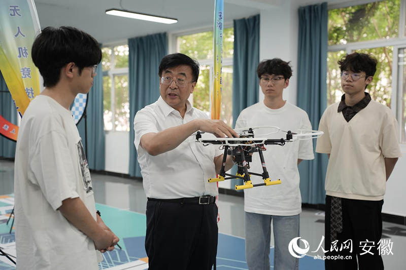 王英勋(左二)回答学生提问。人民网记者 王锐摄